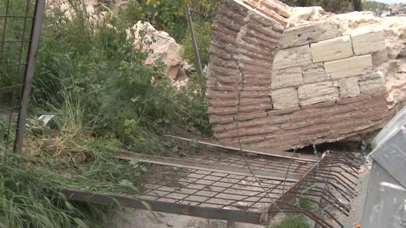 Deprem esnasında sur duvarından dev parça düştü - Resim : 1