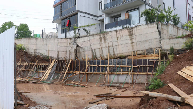 Milyonlar ödeyerek aldığı ev çökmek üzere: Müdür, isyan eden kadını azarladı - Resim : 1