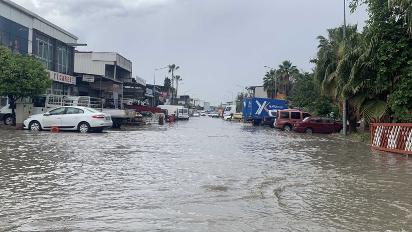 Adana'yı sağanak vurdu - Resim : 1