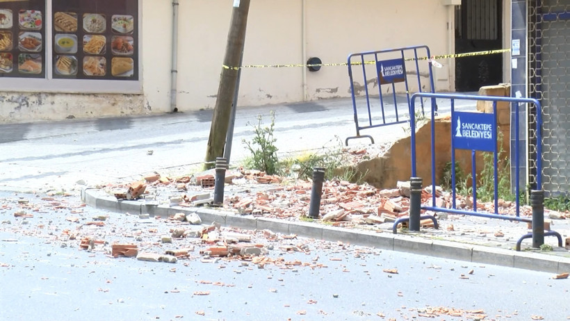 Balkon, kaldırıma uçtu - Resim : 1