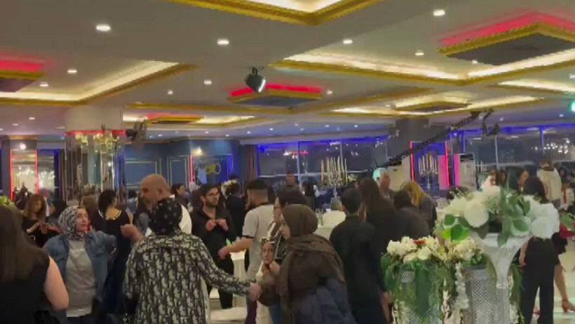 Depremi konserde hisseden kadın korkudan bayıldı - Resim : 2