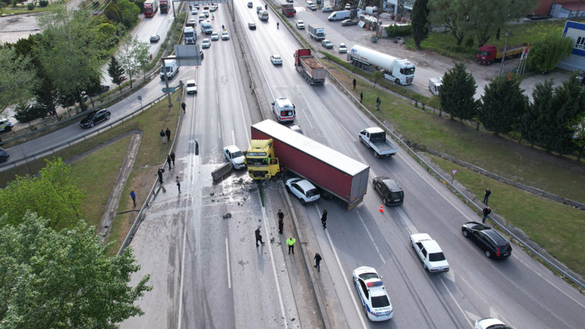 Kontrolden çıkan TIR karşı şeride geçti, ortalık savaş alanına döndü - Resim : 1