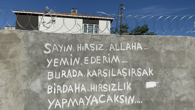 Bahçesine giren hırsıza duvar yazısıyla tepki gösterdi - Resim : 1