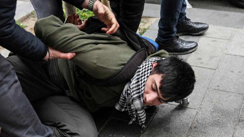 Eylemciyle polis arasında ilginç diyalog: 'Burun kıllarımı alıyorum', 'Ben siz değilim' - Resim : 1
