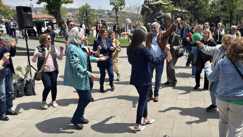İhalenin iptal edilmesini göbek atarak kutladılar - Resim : 2