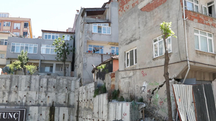 Gaziosmanpaşa'da yol çöktü, 2 bina tahliye edildi - Resim : 1