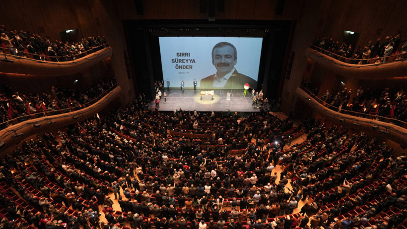 Sırrı Süreyya Önder'e veda: Sevenleri AKM'ye sığmadı, konuşanlar gözyaşlarını tutamadı - Resim : 2