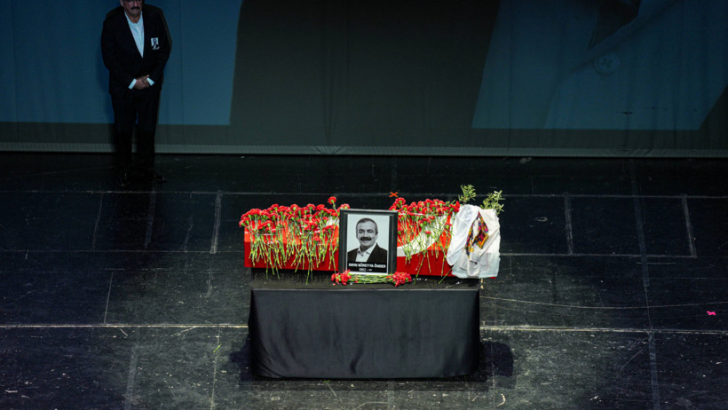 Sırrı Süreyya Önder'e veda: Sevenleri AKM'ye sığmadı, konuşanlar gözyaşlarını tutamadı - Resim : 1