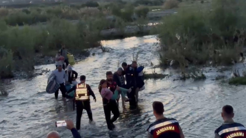 Batman çayında mahsur kalanlar kepçeyle kurtarıldı - Resim : 1