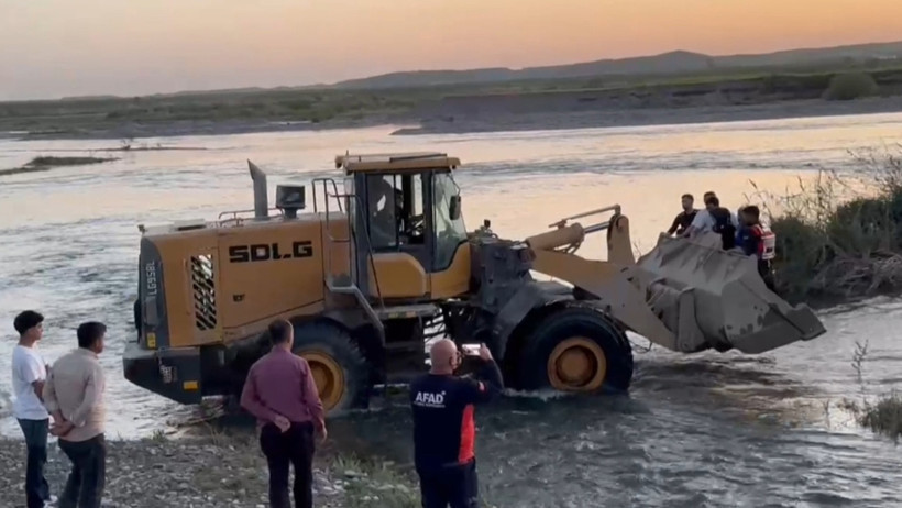 Batman çayında mahsur kalanlar kepçeyle kurtarıldı - Resim : 2