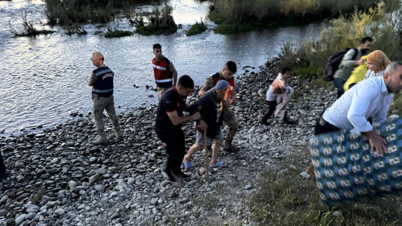 Batman çayında mahsur kalanlar kepçeyle kurtarıldı - Resim : 3