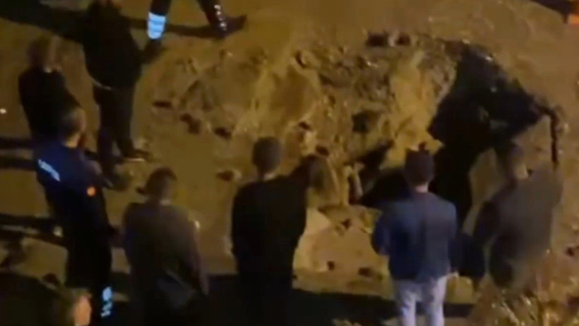 Tazyikli su asfaltı bomba gibi patlattı - Resim : 1