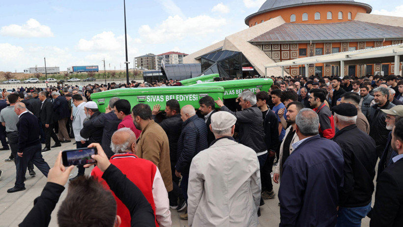 Evde öldürülen iki kardeş toprağa verildi - Resim : 4