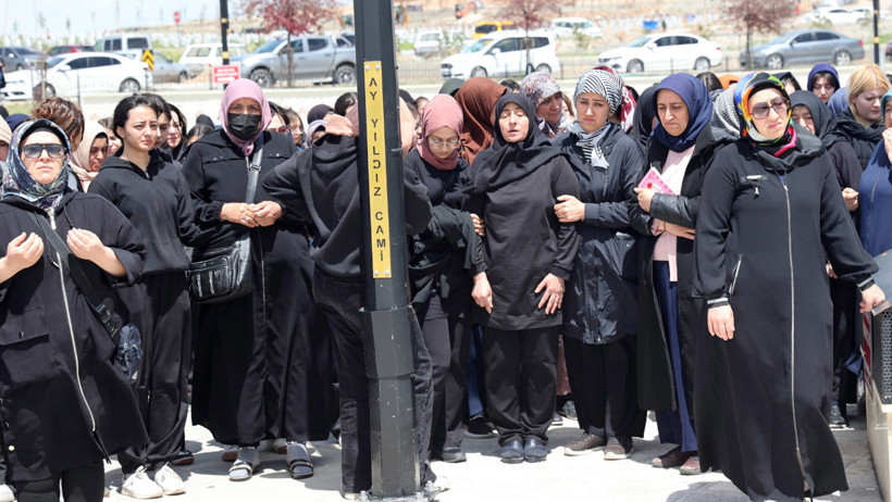 Evde öldürülen iki kardeş toprağa verildi - Resim : 2