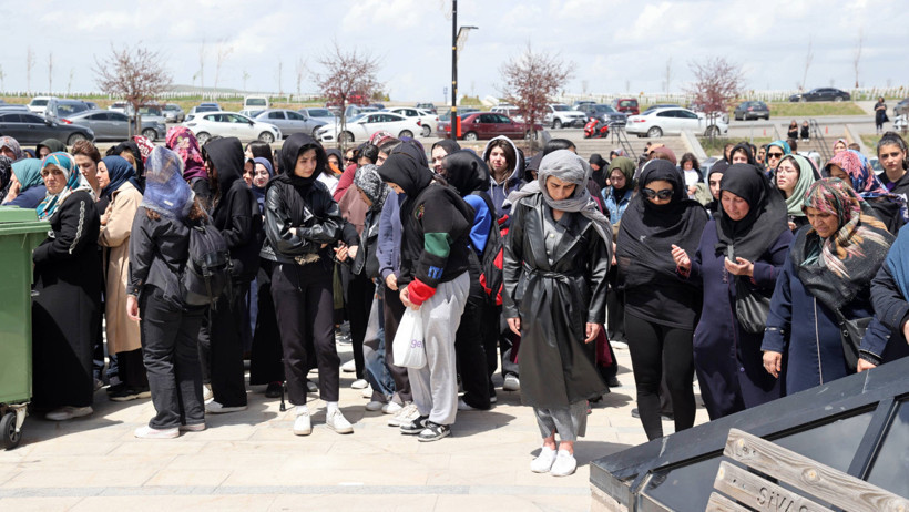 Evde öldürülen iki kardeş toprağa verildi - Resim : 3