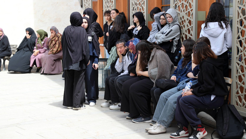 Evde öldürülen iki kardeş toprağa verildi - Resim : 1