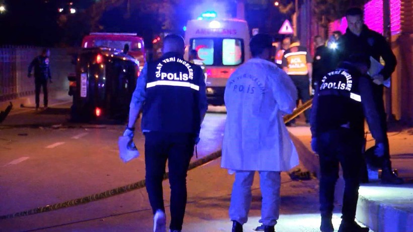 Kontrolü kaybeden sürücü devrilen otomobilden savruldu - Resim : 1