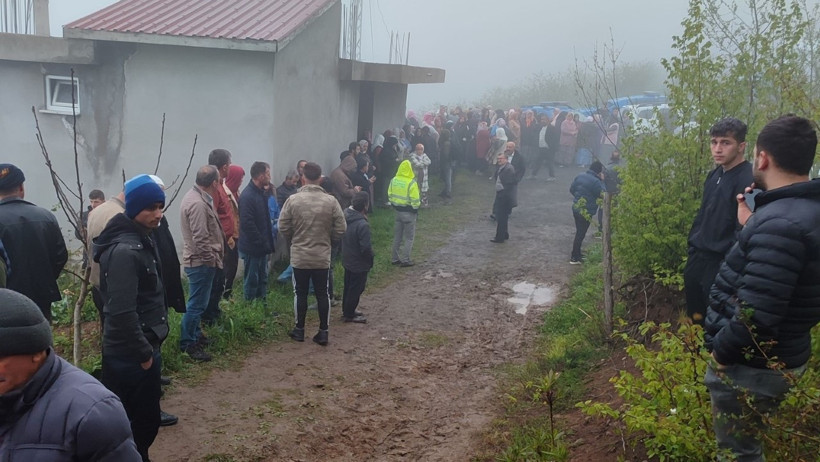 Genç kadın, ağaca asılı halde ölü bulundu - Resim : 1