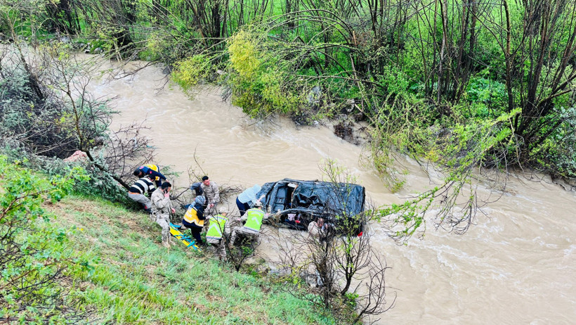 Dereye uçan araçta can pazarı: 1 çocuk öldü, 4 kişi yaralandı - Resim : 1