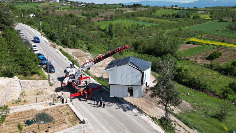 Kaçak villayı vinçle taşıdı - Resim : 2