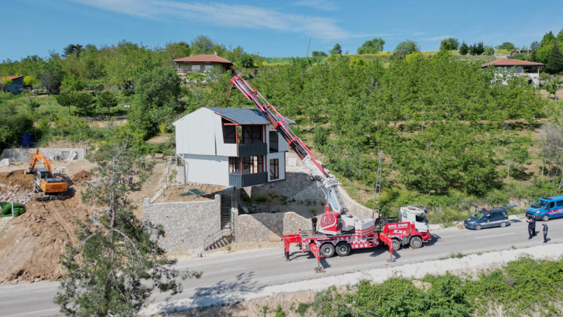 Kaçak villayı vinçle taşıdı - Resim : 1