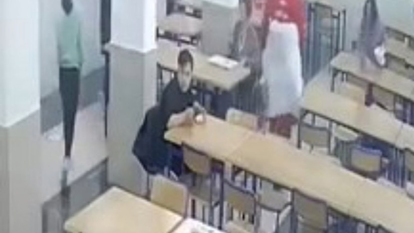 Down sendromlu çocuğu yere düşürdü: Artık okula gitmek istemiyor - Resim : 3