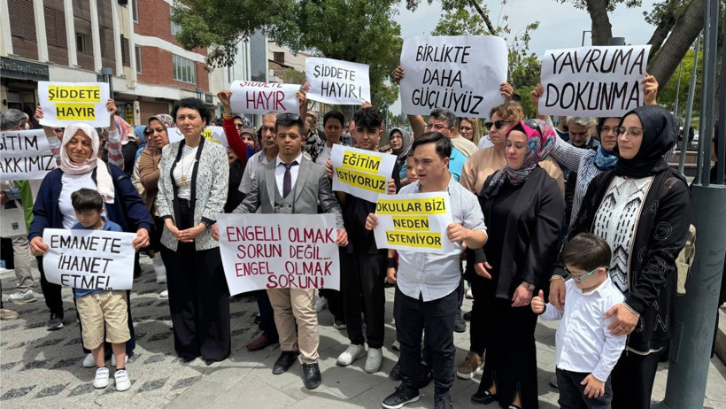 Down sendromlu çocuğu yere düşürdü: Artık okula gitmek istemiyor - Resim : 1