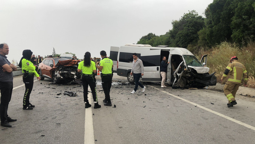 12 kişinin yaralandığı kazayı bırakıp kavga ettiler - Resim : 1