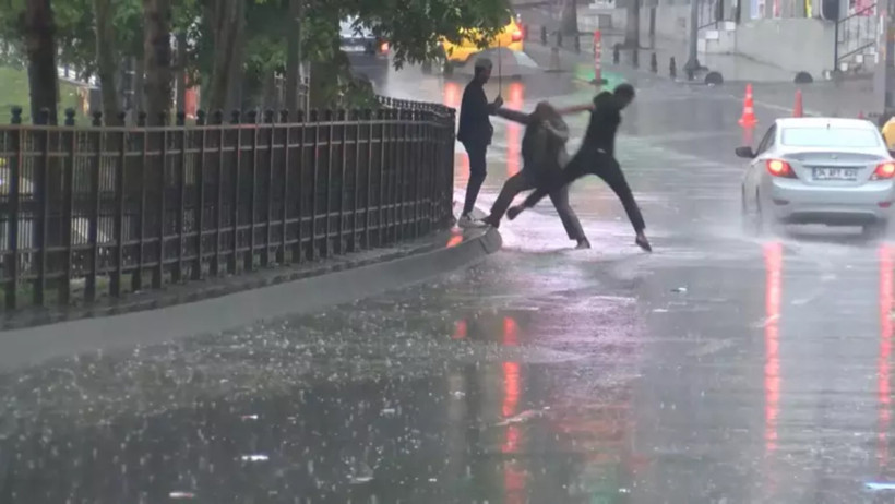 AKOM uyarmıştı: İstanbul'da beklenen yağış başladı - Resim : 3