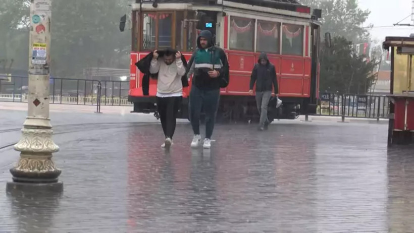 AKOM uyarmıştı: İstanbul'da beklenen yağış başladı - Resim : 1