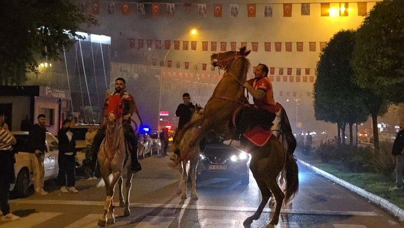 Türkiye sarı kırmızıya boyandı: Sokaklara döküldüler - Resim: 32
