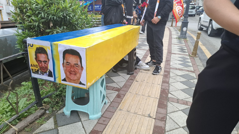 Galatasaraylı taraftarlar, Ali Koç, Acun Ilıcalı ve Mourinho'nun tabutunu taşıdı - Resim : 1