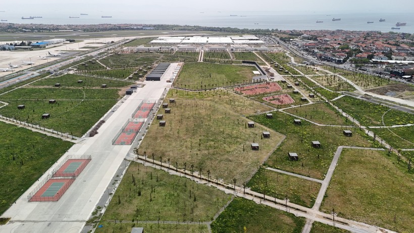 Atatürk Havalimanı’nın pistleri kaykay pisti oldu: Zarar 22,5 milyar lira - Resim : 1