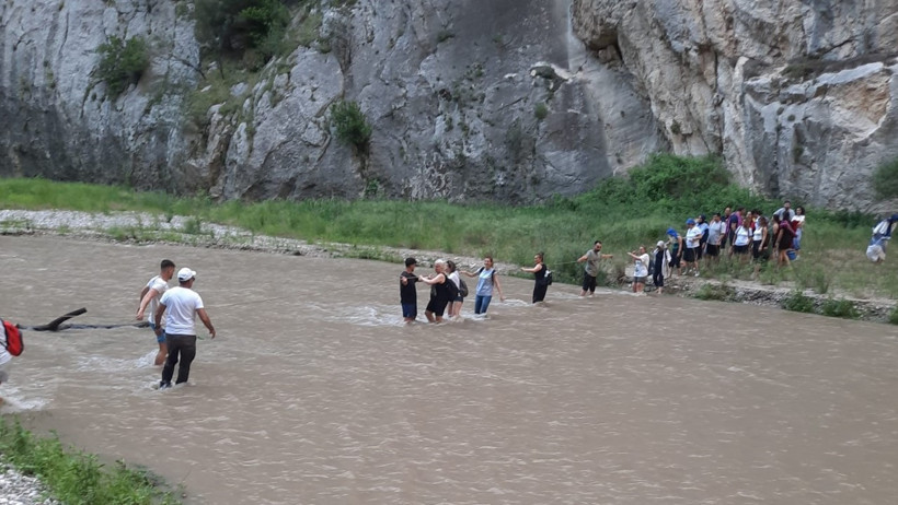 Su seviyesi yükselince mahsur kaldılar - Resim : 1