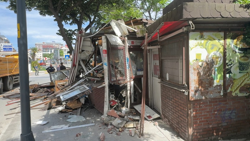 Avcılar'da 15 yıllık kaçak büfeler yıkıldı - Resim : 2