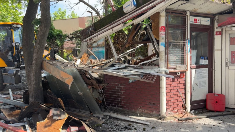 Avcılar'da 15 yıllık kaçak büfeler yıkıldı - Resim : 4