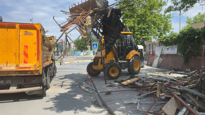 Avcılar'da 15 yıllık kaçak büfeler yıkıldı - Resim : 3