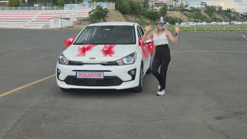 Eşinden boşandı, sokakta kutlama yaptı - Resim : 1