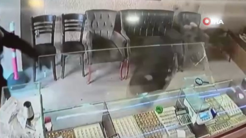 Silahlı soyguncuyu sandalye fırlatarak püskürttü - Resim : 1