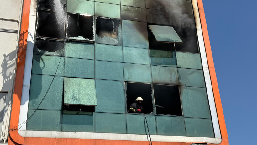 İş merkezinde yangın: 2 işçi pencereden atladı - Resim : 1