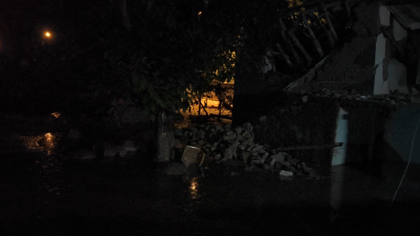 Sağanak faciaya neden oldu: Bir ev yıkıldı, 3 ev tahliye edildi - Resim : 2