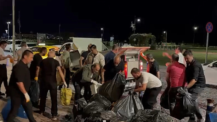 İşçiler greve gitti başkan gece yarısı çöp topladı - Resim : 1