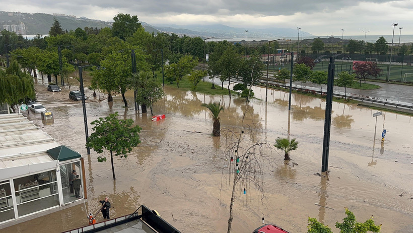 Sağanak yağış hayatı felç etti: Cadde ve sokaklar göle döndü - Resim : 2