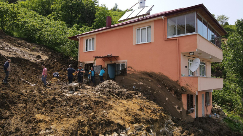 Trabzon'da heyelanda 3 ev hasar gördü - Resim : 1