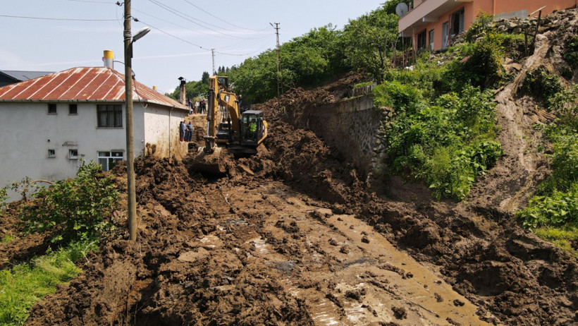 Trabzon'da heyelanda 3 ev hasar gördü - Resim : 2