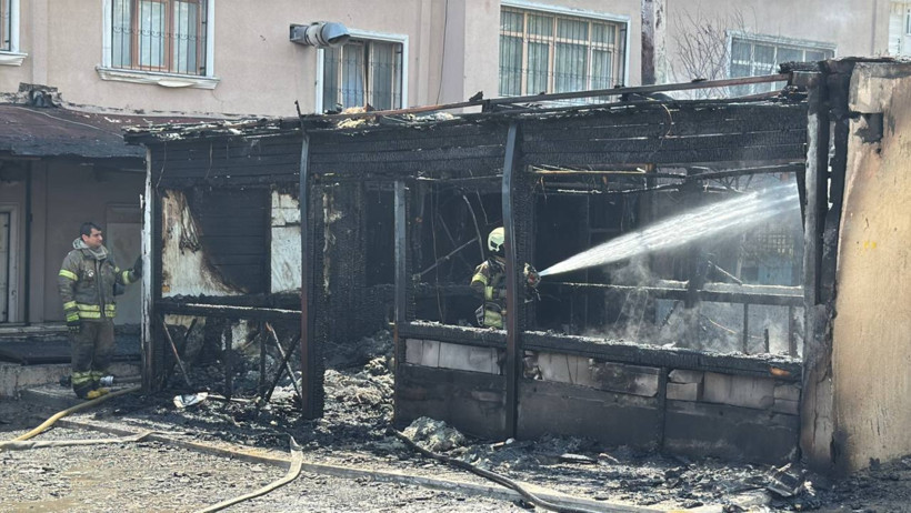 'Abi çık çık' sesleri ortalığı inletti: İstanbul'da öğrenci yurdunda yangın paniği - Resim : 1