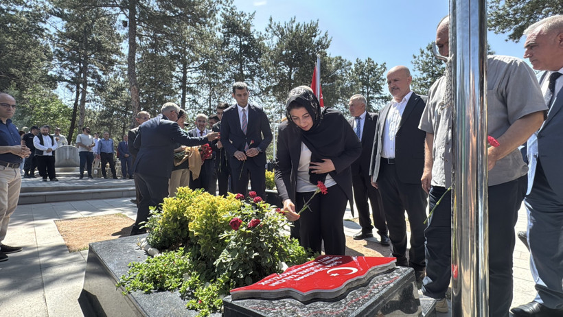 Şehit Aybüke öğretmen, kabri başında anıldı - Resim : 1