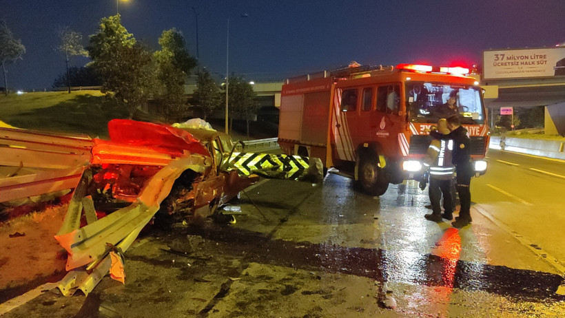 Bu araçtan sağ çıktı! Otomobil bariyerlere ok gibi saplandı - Resim : 1