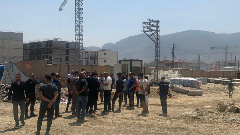 Ücretlerini alamayan TOKİ işçileri çatıya çıktı: 2 gözaltı - Resim : 1