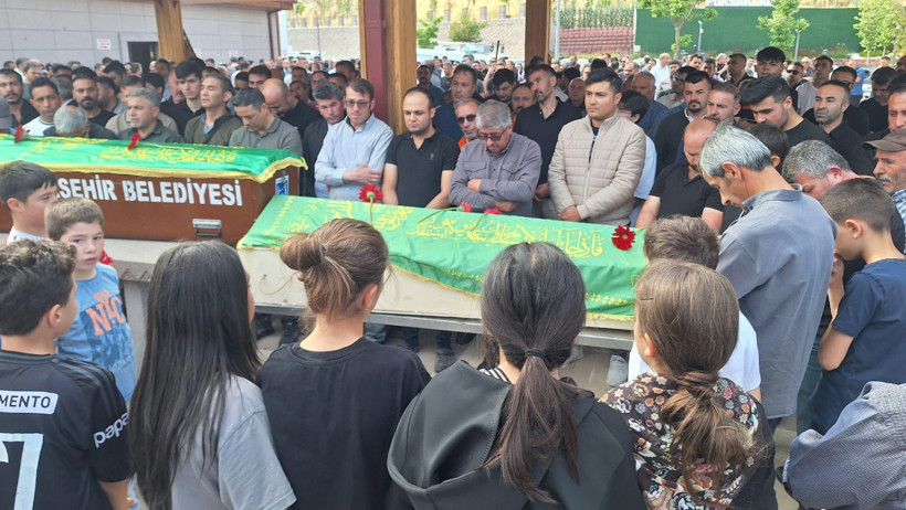 Salda Gölü'nde hayatını kaybeden baba oğul toprağa verildi - Resim : 1